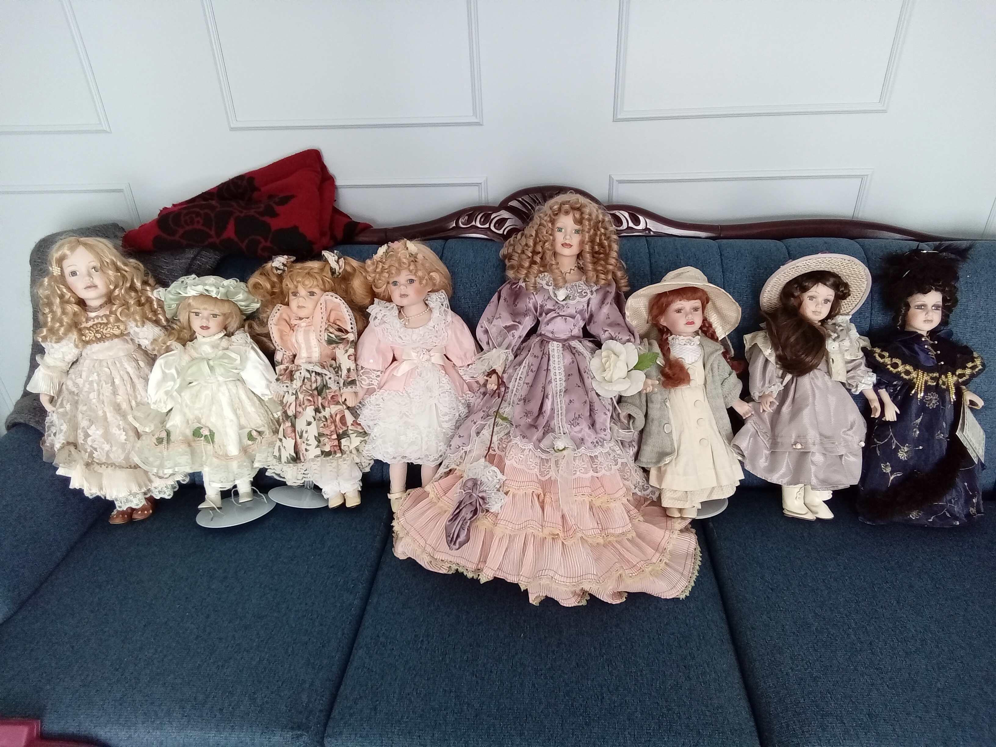 Photo of 8 porcelain dolls