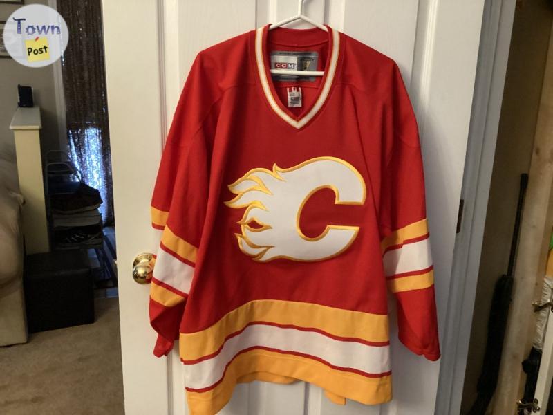 Photo of MEN’S CALGARY FLAMES VINTAGE JERSEY STANLEY CUP PATCH