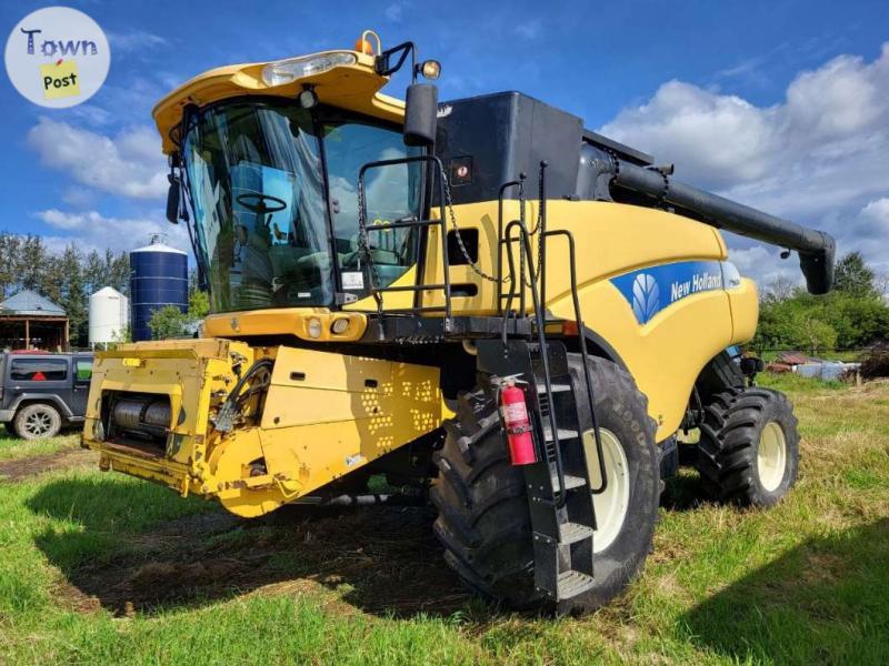 Photo of 2008 New Holland CR9070 combine